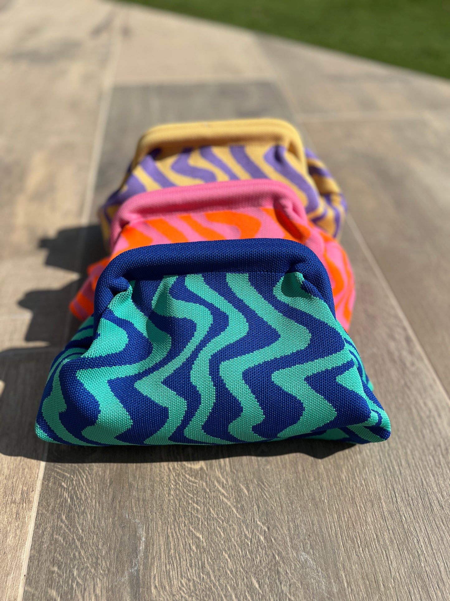 Jolie pochette à main (motif vague)